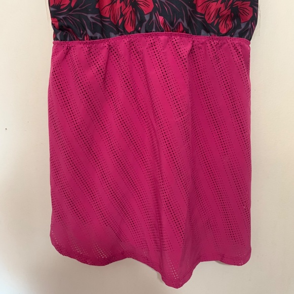 💋4/20 Work out tank fuschia and black - Picture 3 of 7